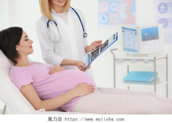 妇科医生给孕妇看超声照片
